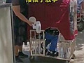 奶奶用铁笼车接送孙子