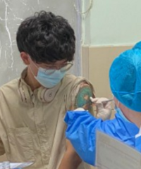 一男子打疫苗露出可爱纹身