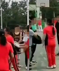 广场舞大妈与小伙争篮球场,民警介入