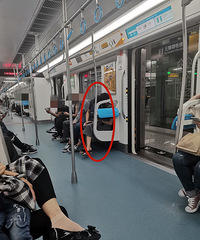 这种“不长骨头”的帅哥女生喜欢吗?轻轨上这对情侣一直这么坐