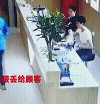 他送餐超时40分钟,直接把餐扔向女顾客