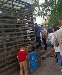 在轻轨直梯下头排队,遇到了这一幕