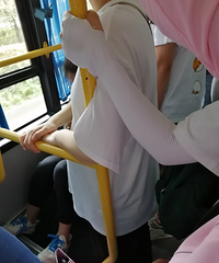 怀孕不易啊,肚子这么明显了,公交车上都没人让座