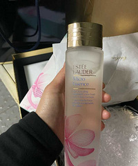 油痘皮用sk2神仙水还是雅诗兰黛樱花微精华?