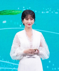 67岁赵雅芝美上央视,穿白色长裙宛如白娘子下凡,李思思都被艳