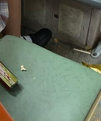 坐车看到一群小学生的行为,很无语