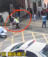 民警一把拽回冲进车流的小男孩
