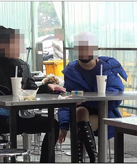 网红故意不经允许就抢吃路人食物