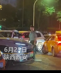 军人遇堵车1分钟疏通,目击者:多亏他们大家才能早点回家。