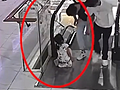 女童独自玩电梯被卷入