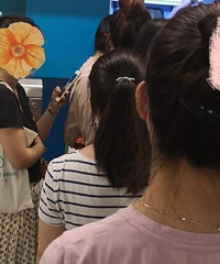 三号线整齐排队队伍里的一个另类