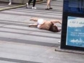为了赚钱她在地上打滚