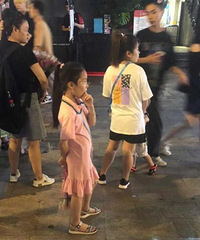重庆回应妇女带儿童深夜街头卖花