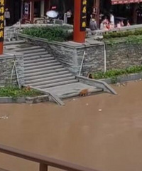 嘉陵江洪水下来了,磁器口商户撤退