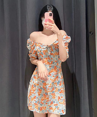 UR新品,夏日碎花裙,这个花色好特别