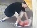 男子猛砸小狗后带走
