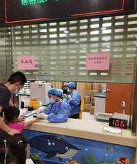 礼嘉儿童医院发热门诊看诊确实快,一个地方看病查血拿药全搞定