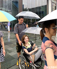 美女网红雨天坐轮椅出行称脚有洁癖?!