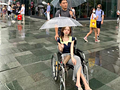 网红坐轮椅出行怕湿脚