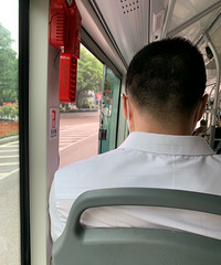 公交车开空调,还有人非要开窗户