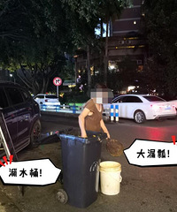 天天遛狗都能碰到捞潲水油的