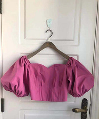 各位姐妹们,来帮我看看这件衣服怎么搭配呀?