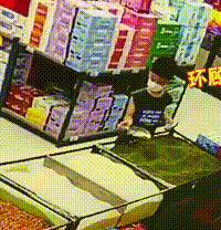 小男孩偷偷将绿豆放进大米里,网友炸锅