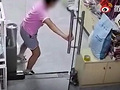 女孩用门夹死小猫