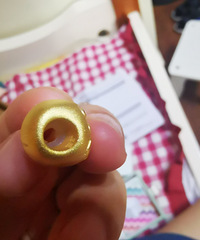 居然买到了塑料金饰!2000多的价格只有2g,手感就像塑料珠