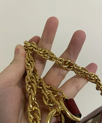 今年花一万七买的Gucci包,现在跌成了四千