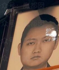 在缉毒警父亲葬礼上哭泣的男孩牺牲