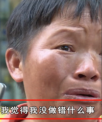 采耳大妈当街抠脚被网曝,拍摄者道歉