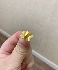 周大福的双爱心耳钉,款式小众又特别