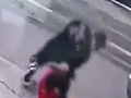 的士司机猛踢小男孩