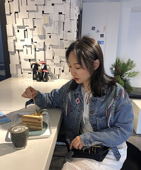 92年女儿跟爸爸的财务妹子征婚,希望对方年薪15万以上