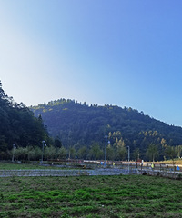 ��ˮ�ʵ�Ͽ���ᶼ�����죬�ʺ�¶Ӫ��ɭ�����ɣ�����δ����о�ϲ