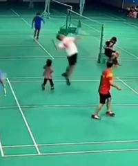 Ů���ܽ��򳡣������������ײͷ���ŵأ�˭������