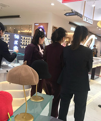 我发现一家超搭衣服的首饰店,款式多还便宜