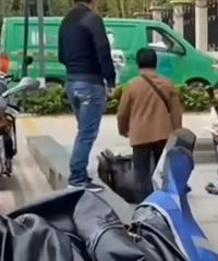 令人无语!老人嫌孩子闹腾直接掀翻婴儿车