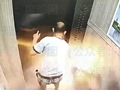 拎电池进电梯爆炸