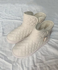 ������Ȼ�м�ʮ��Ǯ��ѩ��ѥ������ɫ����������ĳ��ÿ�