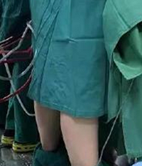 90后医生手术时裤子掉了浑然不知