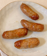 谢霆锋的锋味爆汁烤肠还不错,满口肉香!耐嚼,没什么调料味