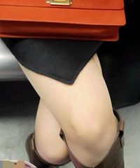 美女,腿虽好看,但能不能收一收?