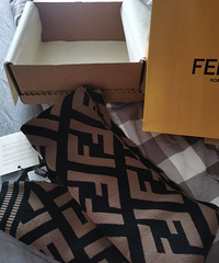 今年最火爆的fendi老花围巾到手,真好看