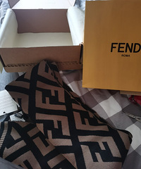 今年最火爆的fendi老花围巾