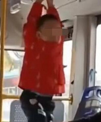 在公交车上看到这一幕,家长也不管