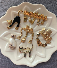两盘vintage小猫咪胸针,太乖了!冬天正好配大衣