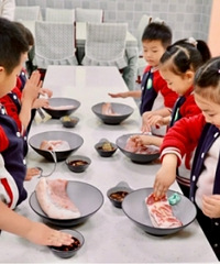 现在幼儿园活动都这么有意思?居然带孩子们做腊肉