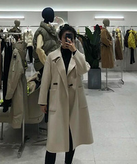在商场试了件大衣,姐妹们觉得怎么样呀?